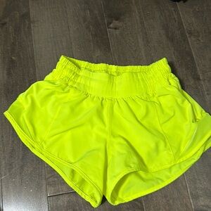 Lululemon 2.5 inch Hottie Hot shorts size 0 highlighter yellow